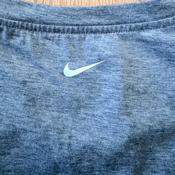 Nike NWOT Dri-Fit Short-Sleeve Cropped Pocket Tee (M) - Picture 5 of 8